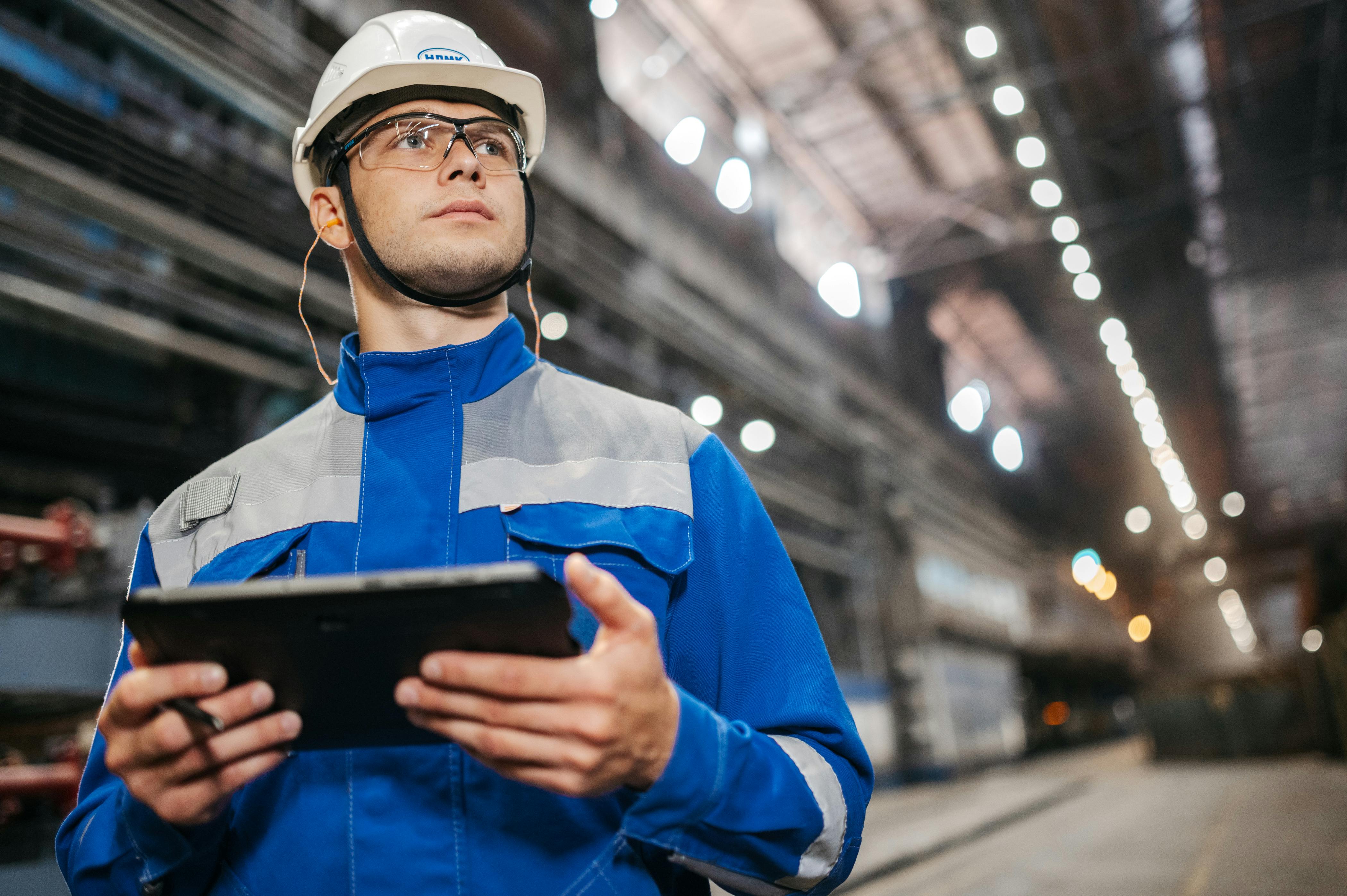 Engineer met tablet in moderne fabriek met IoT en automatisering